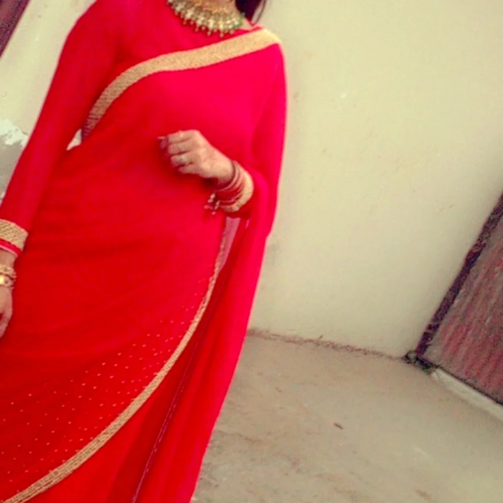 Red Beautiful Saree for Weddings Function Birthday Karwa and Diwali Party gowns - Picture 1 of 5